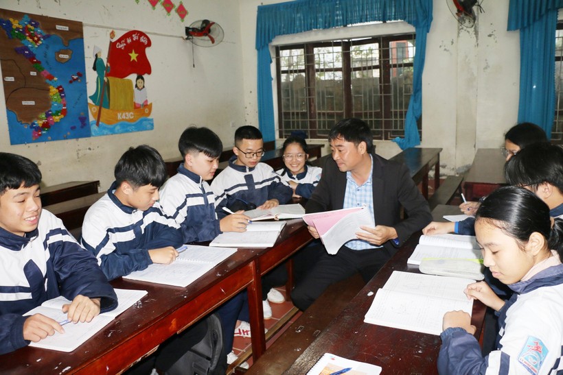 Thầy Nguyễn Công Tiến và các em học sinh đội tuyển Toán của Trường THCS Lý Nhật Quang, Đô Lương, Nghệ An. Ảnh: Hồ Lài