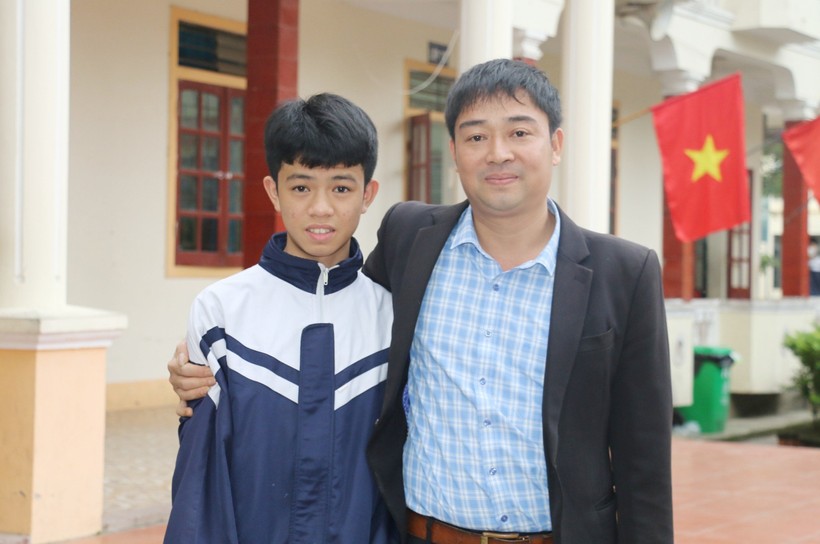 Thầy Nguyễn Tiến và em Phạm Xuân Hoàng - thủ khoa kỳ thi học sinh giỏi tỉnh Nghệ An môn Toán với 18,88 điểm. Ảnh: Hồ Lài