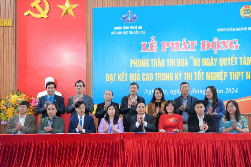 Đại diện các trường THPT trên địa bàn tỉnh Nghệ An ký cam kết thi đua “90 ngày quyết tâm đạt kết quả cao trong Kỳ thi tốt nghiệp THPT năm 2024”. Ảnh: Hồ Lài