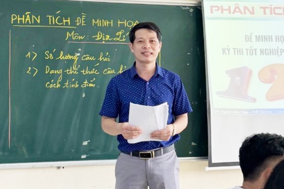 Thầy Nguyễn Minh Chiến - Giáo viên môn Địa lý Trường THPT Kim Liên, huyện Nam Đàn, Nghệ An. Ảnh: NVCC