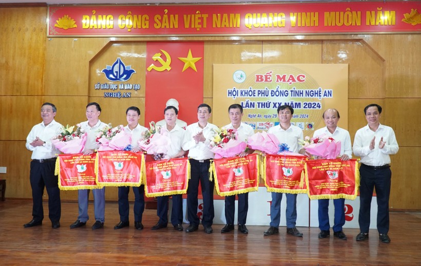 Ban tổ chức tặng cờ và khen thưởng 6 đơn vị đạt thành tích xuất sắc trong phong trào thể dục thể thao trường học và Hội khỏe Phù Đổng giai đoạn 2020-2024. Ảnh: Hồ Lài