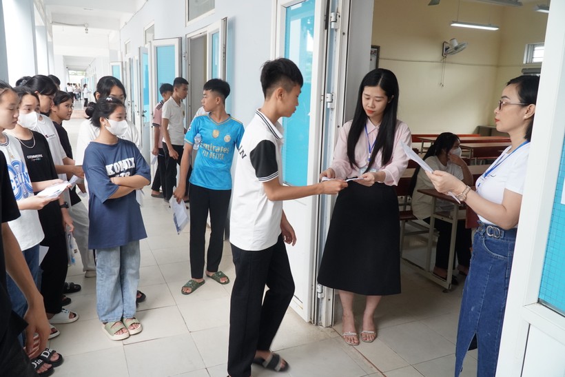 Thí sinh dự thi vào lớp 10 THPT tỉnh Nghệ An năm học 2023-204. Ảnh: Hồ Lài