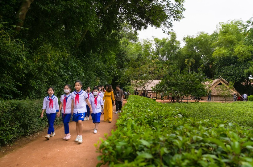 Học sinh Trường THCS Kim Liên (huyện Nam Đàn, Nghệ An) đến thăm quê nội Bác Hồ tại Làng Sen. Ảnh: Hồ Lài.
