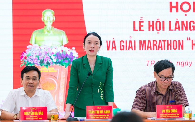 Bà Trần Thị Mỹ Hạnh - Giám đốc Sở Văn hóa và Thể thao Nghệ An trao đổi thông tin về giải marathon 