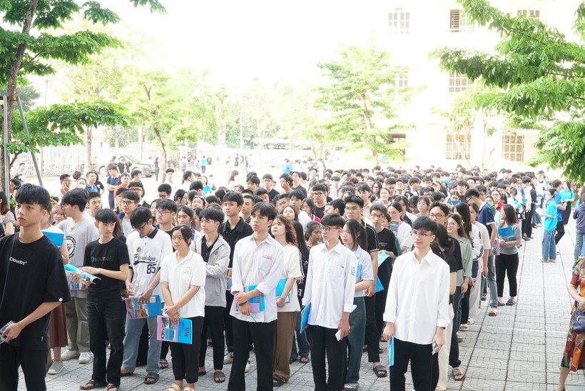 Thí sinh dự thi đánh giá năng lực của Đại học Quốc gia Hà Nội tại điểm thi Trường Đại học Vinh (Nghệ An). Ảnh: Hồ Lài