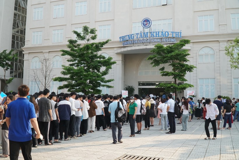 Đây là lần thi đánh giá năng lực đầu tiên của Đại học Quốc gia Hà Nội tổ chức tại Nghệ An, với khoảng 2.000 thí sinh tham gia trong đợt thi ngày 20-21/4. Ảnh: Hồ Lài
