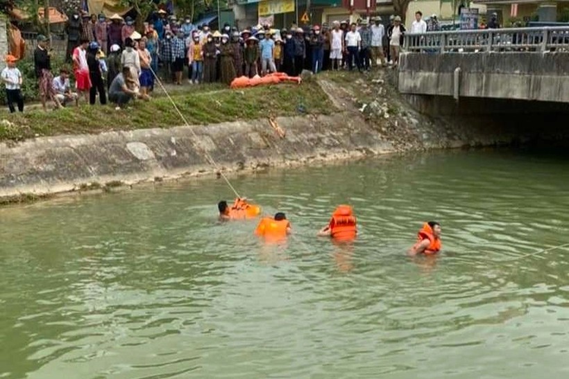 Chính quyền địa phương huy động lực lượng lặn mò, tìm kiếm dưới sông nghi có người nhảy cầu. Ảnh: NDCC