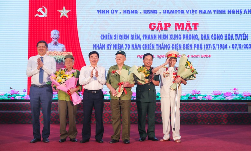 Lãnh đạo tỉnh Nghệ An trao quà tri ân chiến sĩ, thanh niên xung phong, dân công hỏa tuyến nhân kỷ niệm 70 năm Chiến thắng Điện Biên Phủ. Ảnh: Hồ Lài