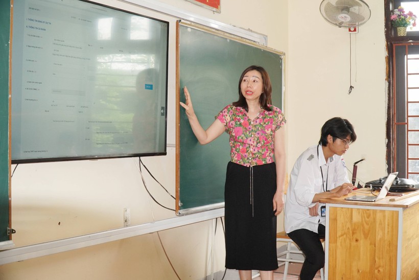 Cô Nguyễn Thị Kim Quy – phụ trách tuyển sinh Trường THPT Thái Lão (huyện Hưng Nguyên, Nghệ An) trực tiếp đến từng lớp phổ biến về việc đăng ký thi tốt nghiệp THPT trực tuyến. Ảnh: Hồ Lài