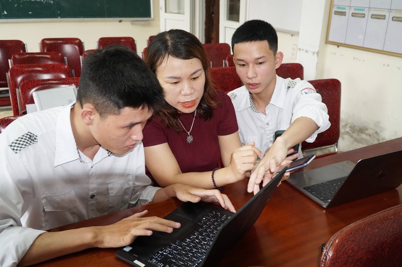 Học sinh Trường THPT Thái Lão (huyện Hưng Nguyên, Nghệ An) thuận lợi đăng ký dự thi trên hệ thống trực tuyến với sự hướng dẫn của giáo viên. Ảnh: Hồ Lài.