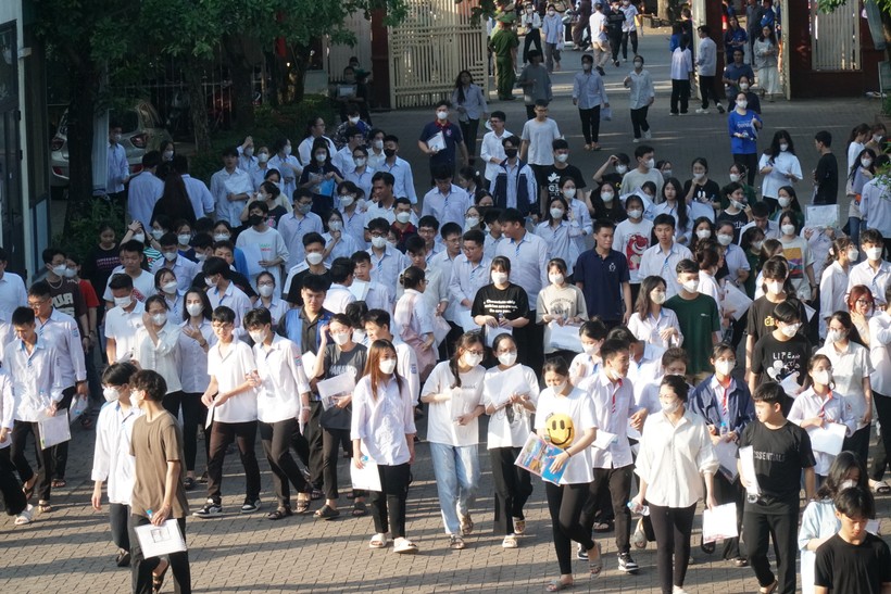 Theo thống kê của Sở GD&amp;ĐT Nghệ An, mỗi năm thành phố Vinh có khoảng 650 học sinh trúng tuyển vào Trường THPT chuyên Phan Bội Châu và Trường THPT chuyên Đại học Vinh. Ảnh: Hồ Lài