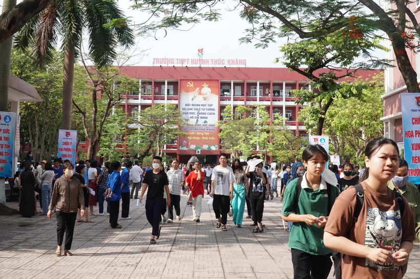 Trường THPT Huỳnh Thúc Kháng (TP Vinh, Nghệ An) năm 2024 được tuyển sinh 5 lớp 10 theo mô hình tiên tiến với 200 chỉ tiêu. Ảnh: Hồ Lài 