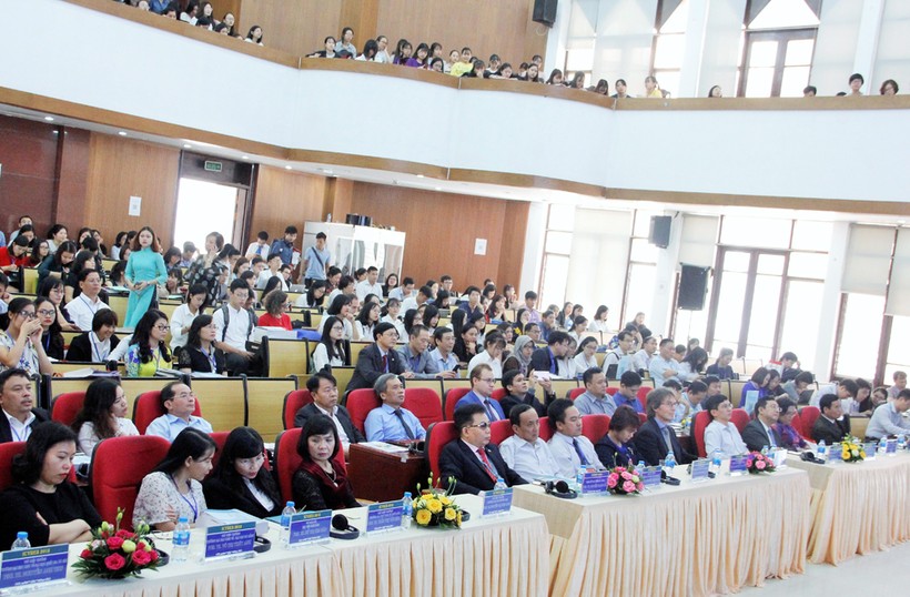 Các đại biểu và các nhà nghiên cứu trẻ tham gia Hội thảo