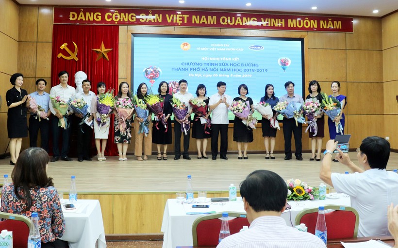 Ông Ngô Văn Quý - Phó chủ tịch UBND thành phố Hà Nội và bà Bùi Thị Hương - Giám đốc Điều hành Nhân sự, Hành chính & Đối Ngoại của Vinamilk trao thưởng cho các đơn vị triển khai có hiệu quả chương trình sữa học đường.