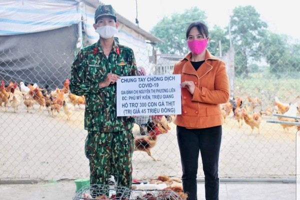 Nữ giáo viên Quảng Trị tặng 300 con gà cho chiến sĩ chống dịch