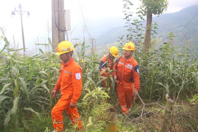 Nhiều đoạn đường xấu, công nhân Điện lực Bát Xát đi bộ vào thôn Sùng Vui, để sửa chữa sự cố lưới điện
