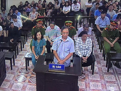Bị cáo Phạm Văn Khuông đứng trước bục khai báo trả lời các câu hỏi của HĐXX.