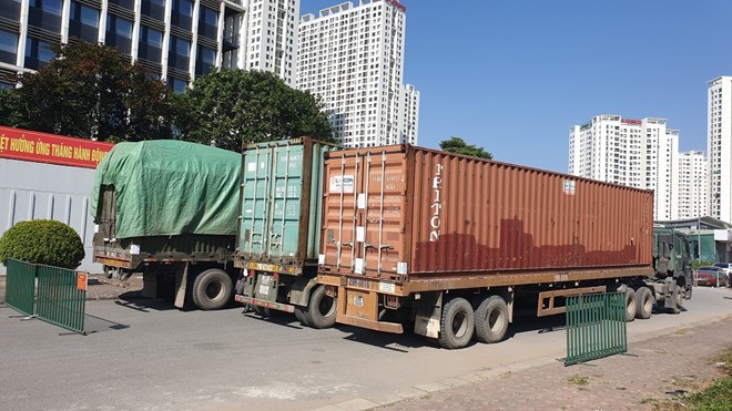 Tang vật được đưa lên xe container chuyển về trụ sở Bộ Công an để tiếp tục điều tra.