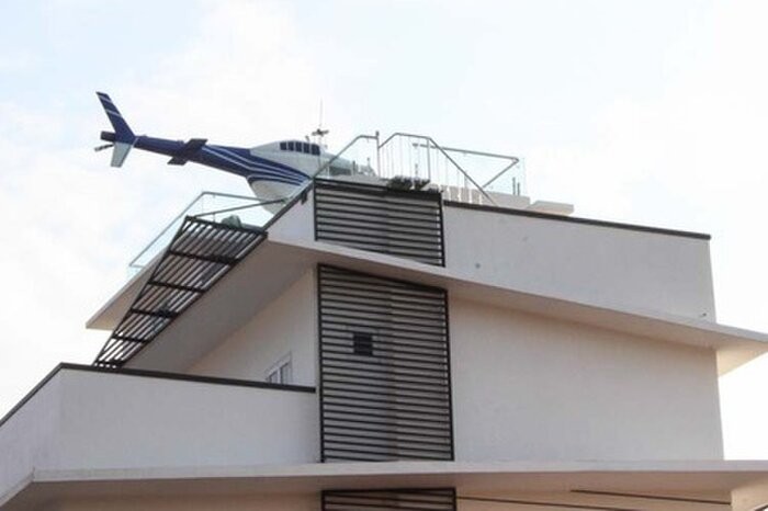 Máy bay mô hình trên nóc nhà của Thành