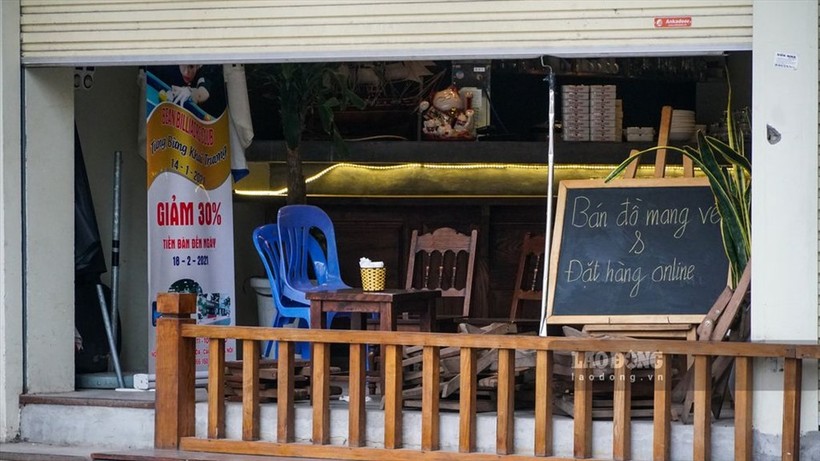 Quán cafe tại Hà Nội tuân thủ công tác phòng chống dịch.