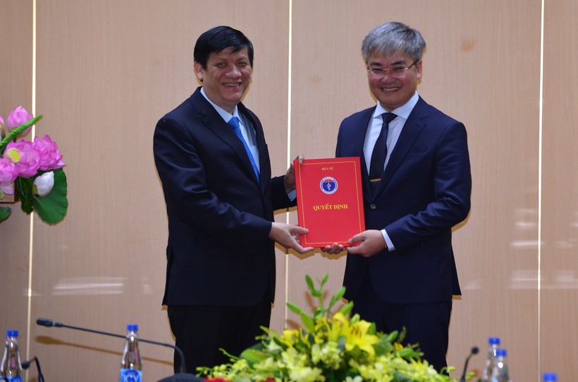 Bộ trưởng Bộ Y tế Nguyễn Thanh Long trao quyết định bổ nhiệm làm Tổng Biên tập Báo Sức khỏe và Đời sống