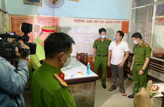 Ông Phạm Thanh (áo trắng) khi bị lực lượng làm nhiệm vụ bắt giữ.