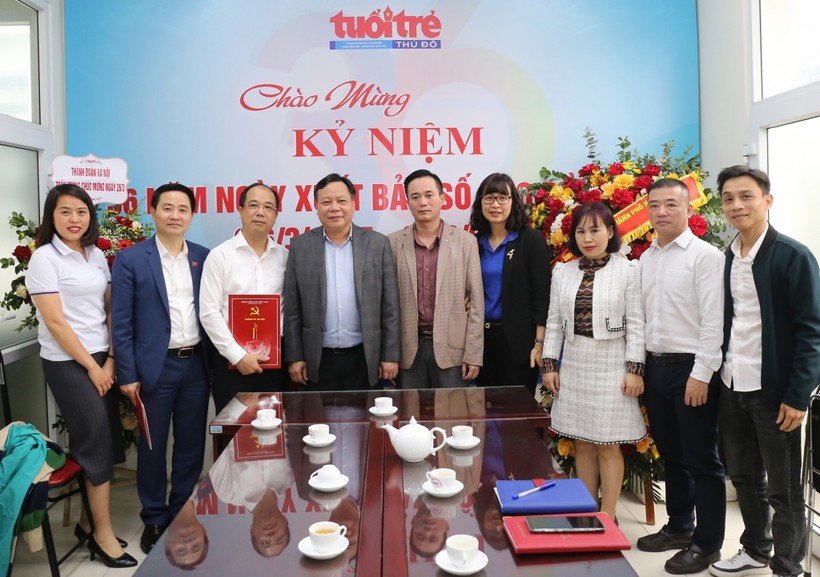 Phó Bí thư Thành ủy Hà Nội, ông Nguyễn Văn Phong chúc mừng tập thể cán bộ, phóng viên Báo Tuổi trẻ Thủ đô.
