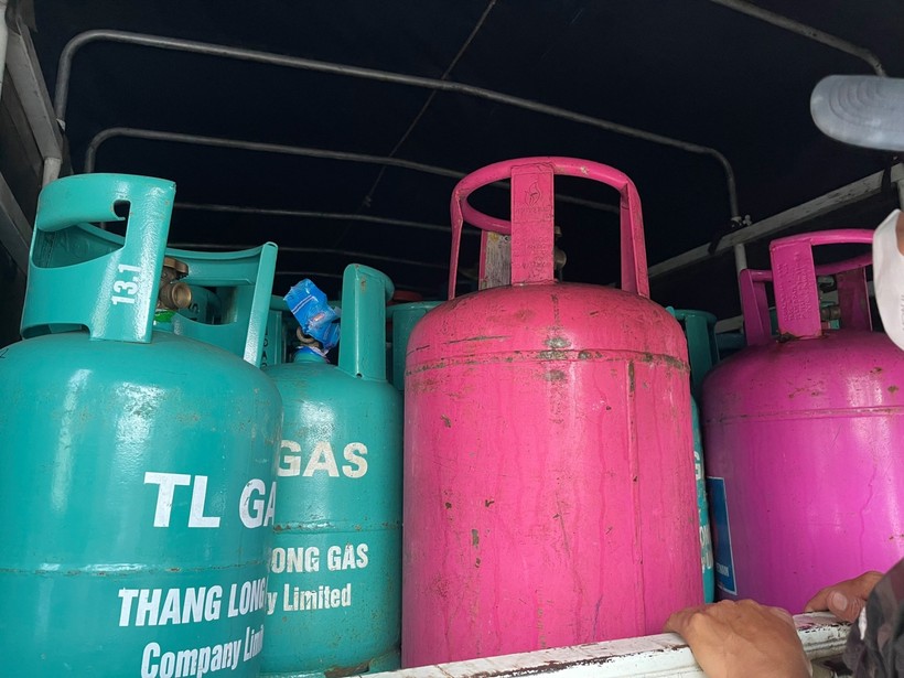 Số bình gas có dấu hiệu được sang chiết trái phép được chất trên xe tải bị lực lượng hữu trách Hải Dương kiểm tra