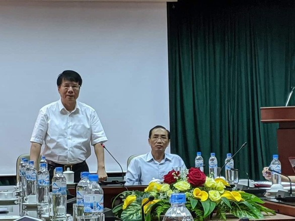 Ông Trương Quốc Cường (người đứng phát biểu) trong một cuộc họp.