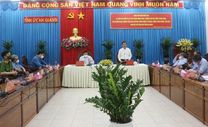 Ngày 7/11, ông Phan Đình Trạc - Ủy viên Bộ Chính trị, Trưởng Ban Nội chính Trung ương dẫn đầu đoàn công tác Trung ương có buổi làm việc với Ban Thường vụ Tỉnh ủy An Giang. (ảnh: dantri)
