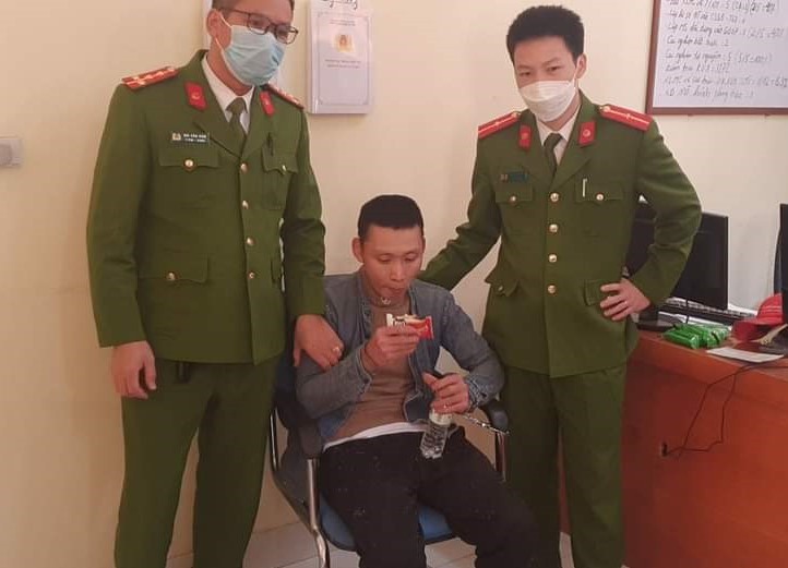 Đối tượng Nguyễn Văn Hòa khi bị bắt giữ. Ảnh: DT