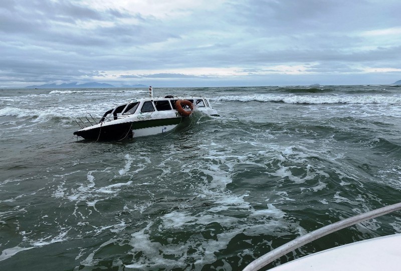 Chiếc ca nô chở khách du lịch bị lật ở vùng biển Cửa Đại.