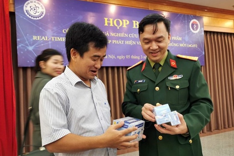 Thượng tá Hồ Anh Sơn trong một cuộc họp báo về kit test Covid- 19