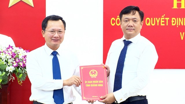 Ông Nguyễn Công Huy (bên phải)  nhận quyết định bổ nhiệm.