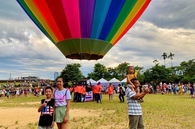 Du khách thích thú trải nghiệm khinh khí cầu tại Festival Huế 2022