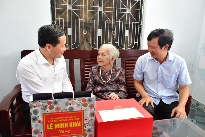 Phó Thủ tướng Lê Minh Khái thăm mẹ Việt Nam anh hùng, người có công tại Thừa Thiên - Huế