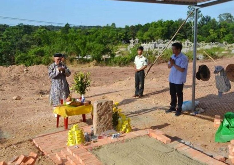 Hội đồng Trị sự Nguyễn Phước Tộc cúng tạ tại lăng mộ vợ vua Tự Đức sau khi bị dự án bãi đỗ xe san ủi.