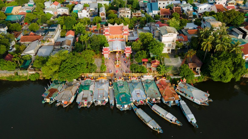 Thuyền rồng di chuyển đường sông tại lễ hội Điện Huệ Nam - Huế năm 2022.