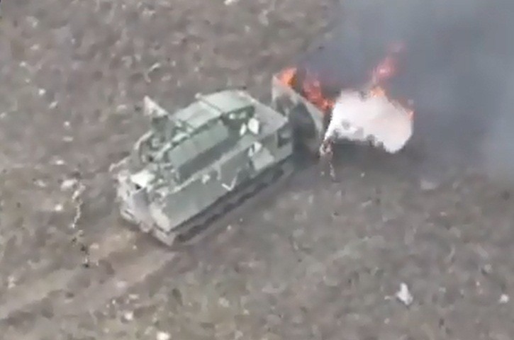 Hình ảnh Tor-M2DT bốc cháy sau khi trúng đạn. 