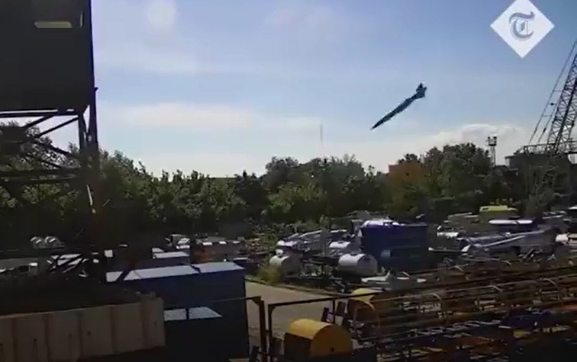 Tên lửa X-22 trước khi lao vào mục tiêu.