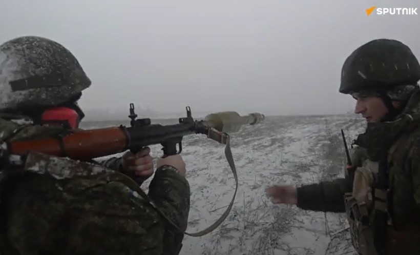 Binh sĩ Nga dùng RPG-7 tập diệt tăng đối phương.
