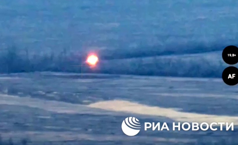 Đạn của BM-21 Grad đánh trúng xe tăng Ukraine.