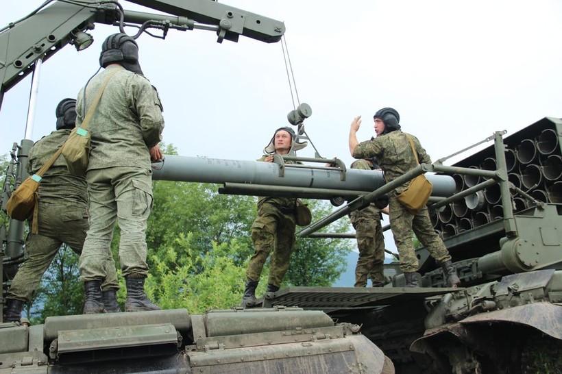 Nạp đạn cho tổ hợp TOS-1A Solntsepyok.
