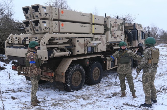 Binh sĩ Ukraine vận hành hệ thống IRIS-T SLM.