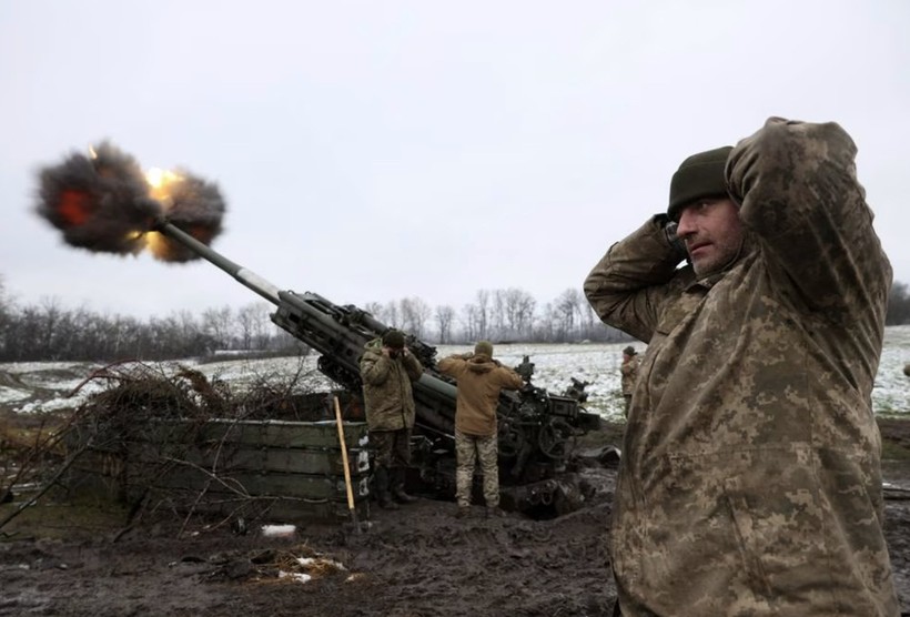 Binh sĩ Ukraine vận hành lựu pháo M777.