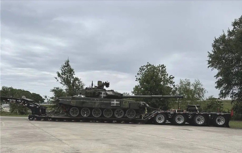 Chiếc T-90A sơn phù hiệu Quân đội Ukraine xuất hiện tại Mỹ.