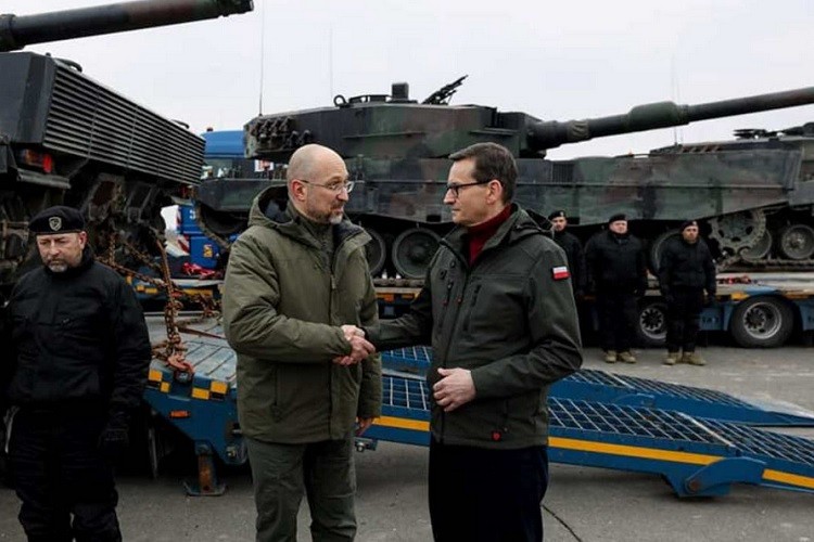 Ukraine tiếp nhận xe tăng Leopard.