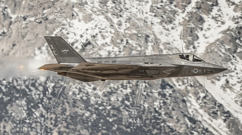 Hình ảnh kinh ngạc chiếc F-35C tạo nên.