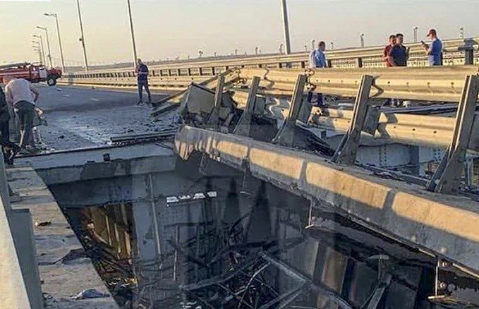 Cầu Kerch hư hại sau vụ tấn công hôm 17/7.