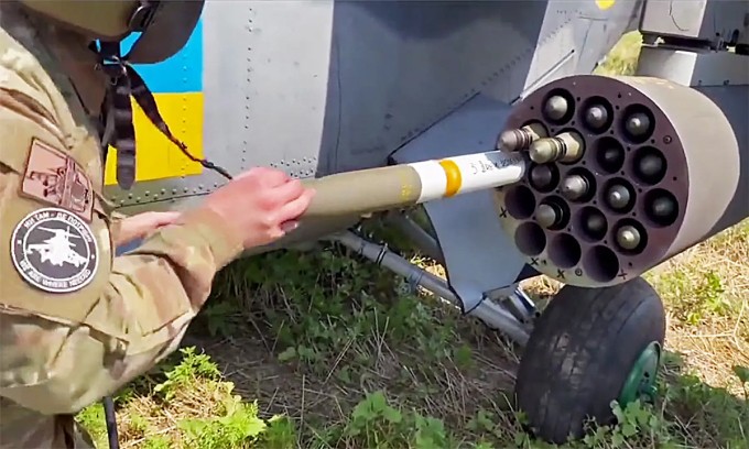 Binh sĩ Ukraine nạp rocket Hydra vào pod M261.